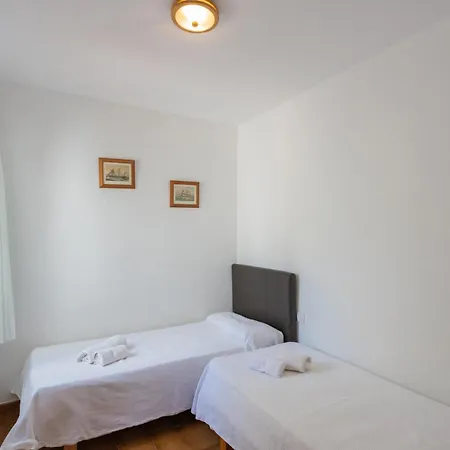 84 Est, Oest, Hébergement de vacances